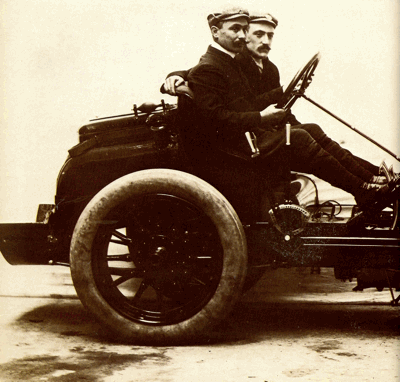 Francois Szisz and riding mechanic Marteau in the 13 liter 90 bhp Renault, which won the 1906 Grand Prix at Dieppe