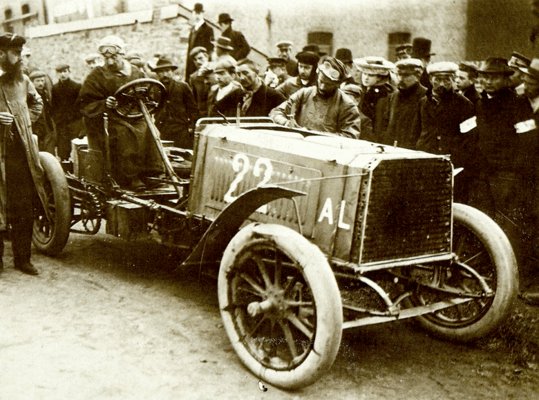 Louis Rigolly in his alcohol-fuelled 100 bhp Gobron-Brille prior to his victorious run in the 1904 Circuit des Ardennes