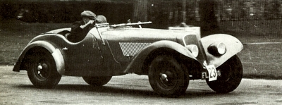 Cette photo montre le modèle deux-plus-un Allard piloté par D.G. Shilcock en 1939 lors des essais de vitesse de Poole
