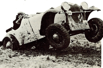 Cette photo montre le modèle Allard Spécial piloté par Ken Hutchinson en 1937 et une raison pour laquelle la suspension avant indépendante n’était pas idéale lors des Essais pour la Coupe de Wye