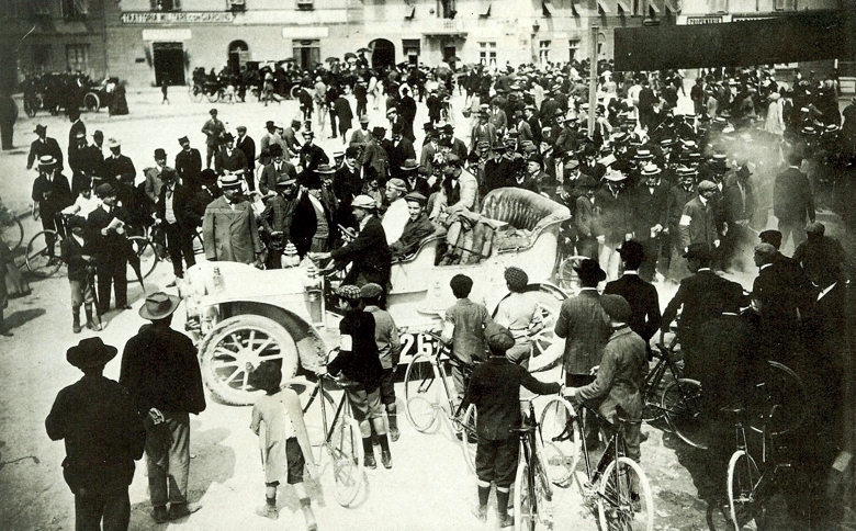 Max De Martini brings his car into Florence after the Coppa D'Or on 12th May, 1906