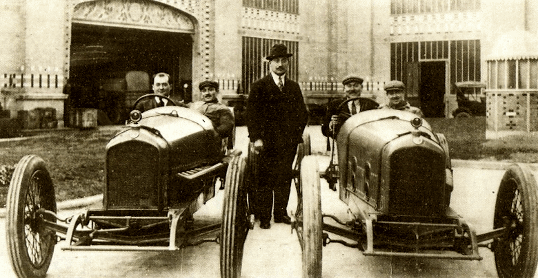 Maurice Ballot stands between two 4.9 liter straight-eight Ballots of Albert Guyot (left) and Rene Thomas in Paris in 1919