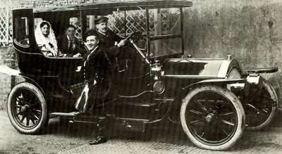 Scottish entertainer Harry Lauder poses next to a Nagant-Hobson 35/40hp